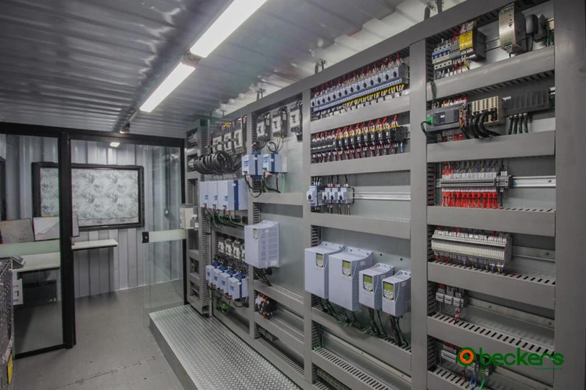 Quadros elétricos instalados no container
